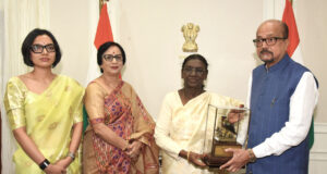 राष्ट्रपति श्रीमती द्रौपदी मुर्मु को राज्यपाल श्री रमेन डेका ने भेंट की पहाड़ी मैना की प्रतिकृति