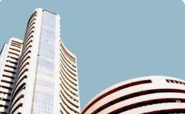 शेयर बाजार में आज भारी गिरावट, सेंसेक्स 900 अंक फिसला, जानें क्या है वजह